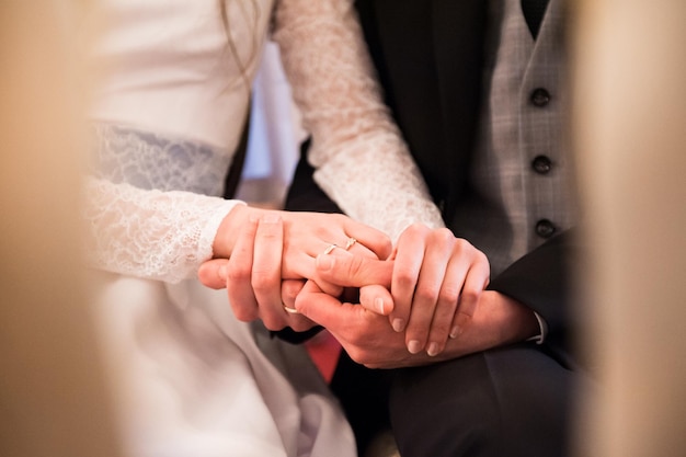 Un gros plan extrême d'un couple se tenant par la main