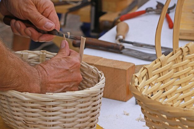 Photo un gros plan extrême de la fabrication du panier