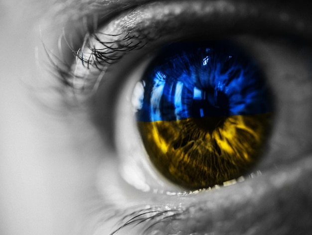 Photo un gros plan extrême d'un œil humain agrandi avec de belles couleurs