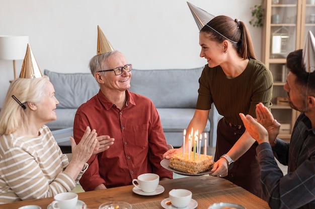 Gros plan famille heureuse célébrant