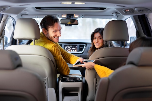 Photo gros plan sur une famille heureuse en voiture