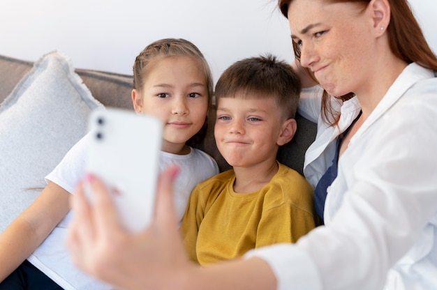 Photo gros plan famille prenant selfie