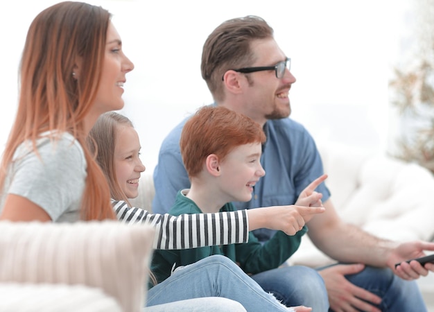 Gros plan sur la famille qui regarde son émission préférée à la télévision, nous passons notre temps libre ensemble