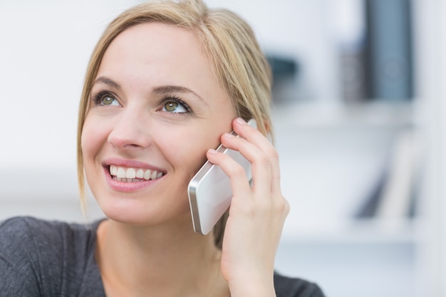 Gros plan de femme d&#39;affaires à l&#39;aide de téléphone portable