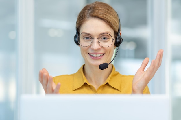 Gros plan d'une femme d'affaires prospère travaillant à distance depuis un travailleur à domicile du centre logistique en ligne de