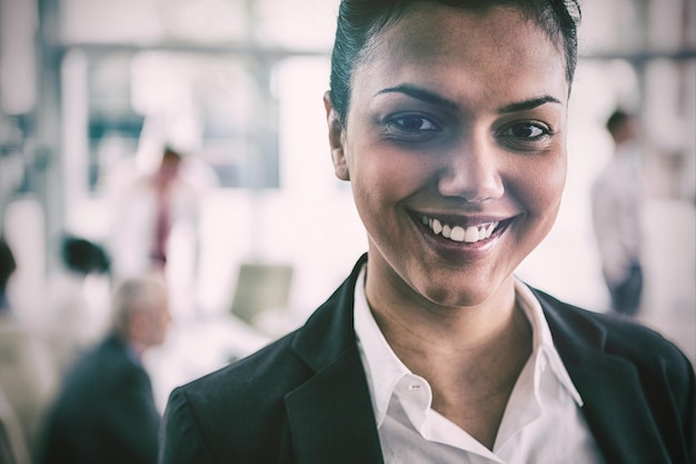 Gros plan d'une femme d'affaires souriante au bureau