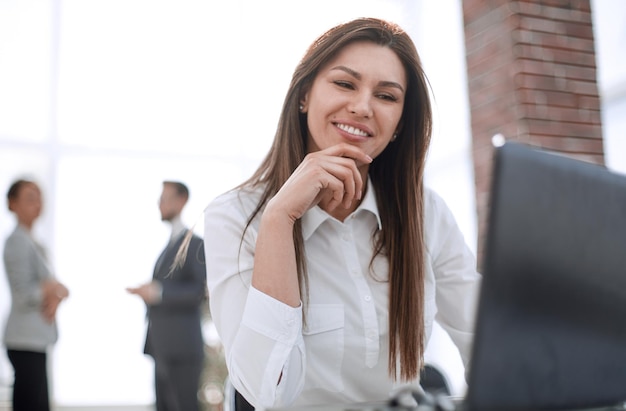 Gros plan sur une femme d'affaires souriante sur le lieu de travail au bureau