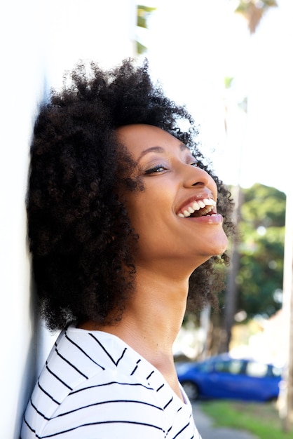 Gros plan, femme africaine, à, cheveux bouclés, penchant