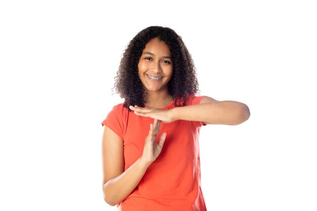 Gros Plan D'une Femme Afro-américaine Souriante Portant Un T-shirt Rouge à La Recherche D'isolement.