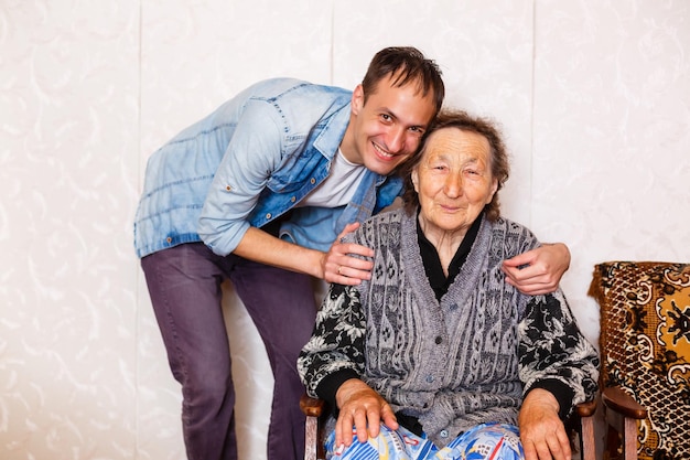 Gros plan d'une femme âgée avec un jeune homme