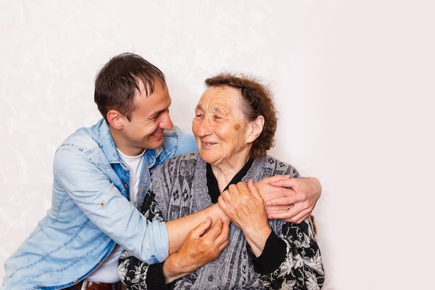 Gros plan d'une femme âgée avec un jeune homme