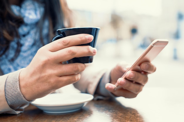 Gros plan d&#39;une femme à l&#39;aide d&#39;un téléphone intelligent