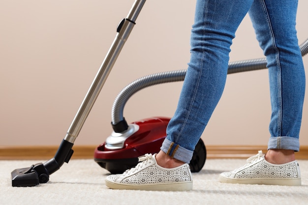 Gros plan d'une femme aspirant le tapis