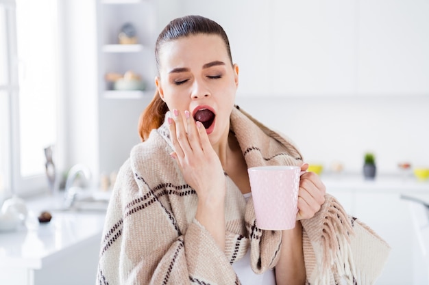 Gros plan de la femme au foyer dame matin boisson paresseux énergie café frais bâillement