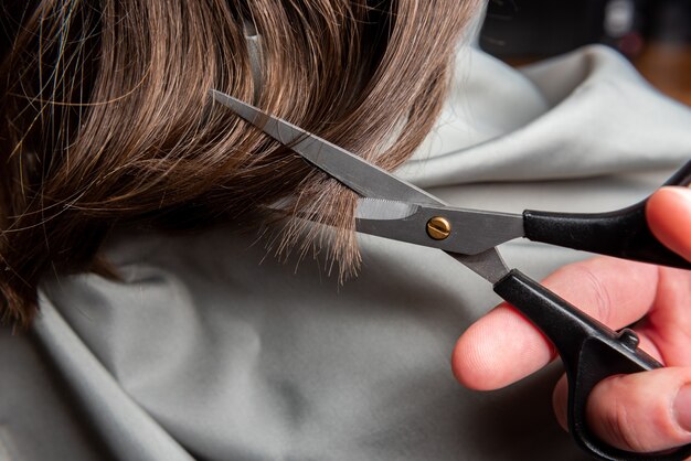 gros plan femme au salon de coiffure