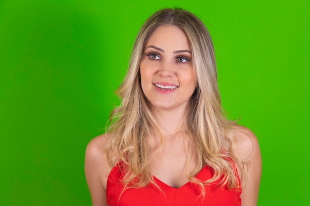 Gros plan d'une femme blonde heureuse sur fond vert chroma key