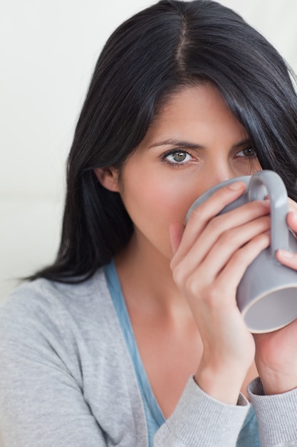 Gros plan, femme, boire, mug