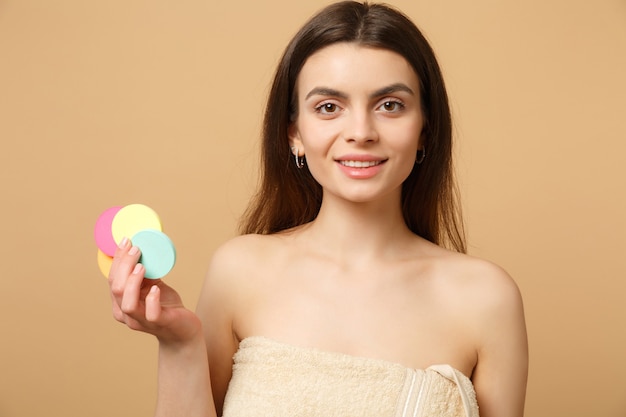 Gros Plan Sur Une Femme Brune à Moitié Nue Avec Une Peau Parfaite, Enlevant Le Maquillage Nu Isolé Sur Un Mur Pastel Beige