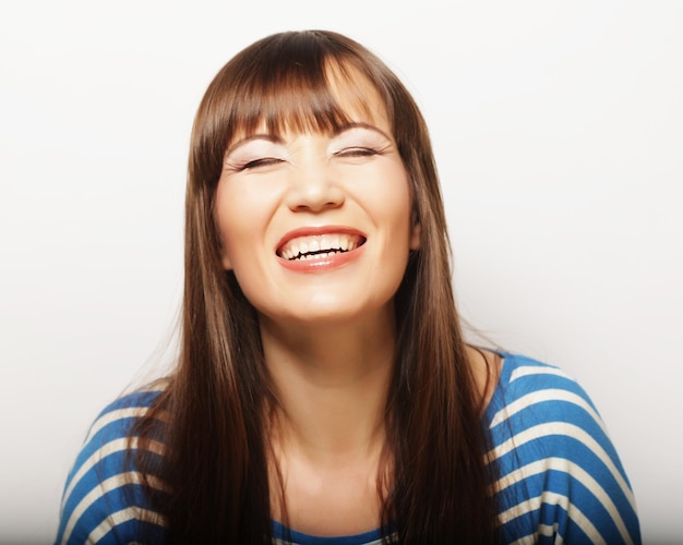 Un gros plan de femme brune à la peau pure portant des lunettes de soleil isolé sur fond blanc