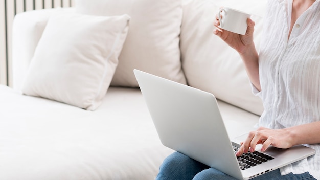 Photo gros plan, femme, café, tasse