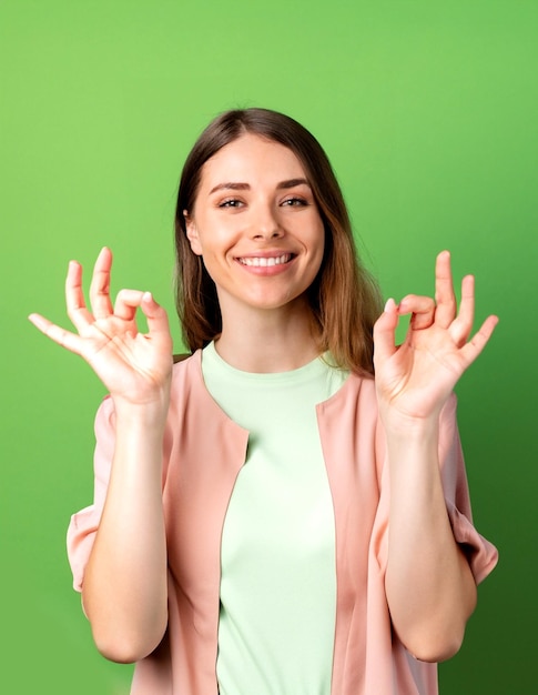 gros plan sur une femme caucasienne joyeuse d'accord et dire ou OK