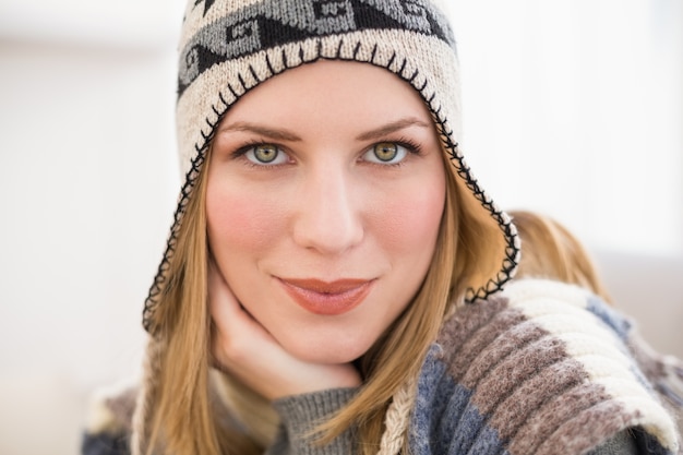 Gros plan d&#39;une femme en chapeau d&#39;hiver en regardant la caméra