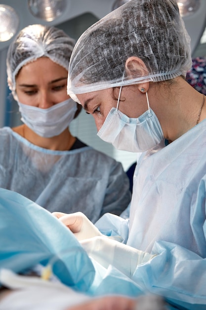 Gros plan d'une femme chirurgien dans une salle d'opération un médecin avec une expression tendue sur son visage dans une salle d'opération