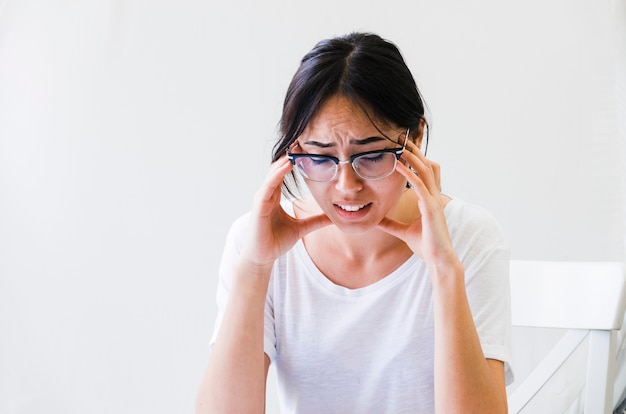 Gros plan, femme, couper, douleur, mal tête, isolé, blanc, toile de fond