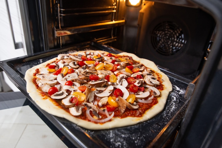 Photo gros plan, femme, cuisine, pizza