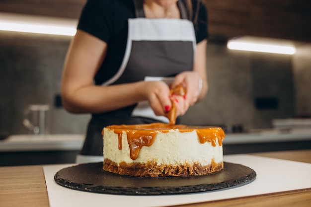 Gros plan femme décore le gâteau