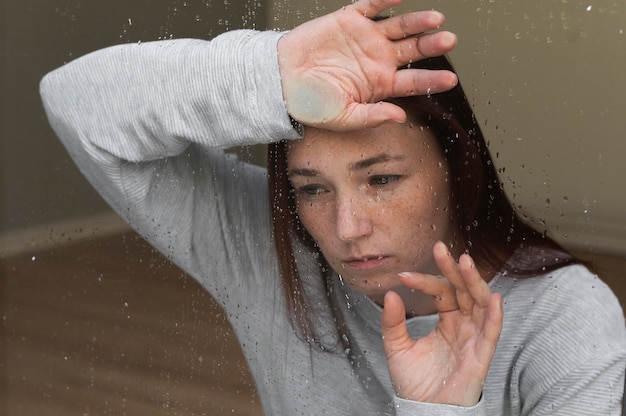 Gros plan femme déprimée à l'intérieur