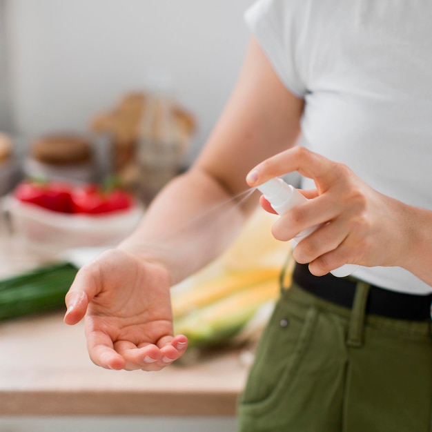 Gros Plan Femme Désinfecter Les Mains