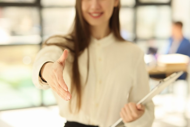 Gros plan de femme donnant la main pour salutation geste poignée de main poignée de main signe concept