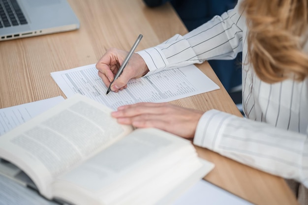 Gros plan d'une femme écrivant quelque chose