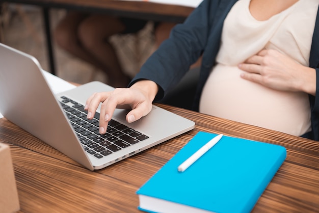 Gros plan, femme enceinte, fonctionnement, ordinateur portable, dans, bureau