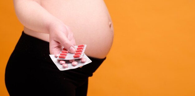 Gros plan, femme enceinte, à, pilules, dans, mains