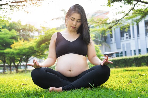 Gros plan, de, femme enceinte, pratiquer, yoga, quoique, séance, dans, lotus, position