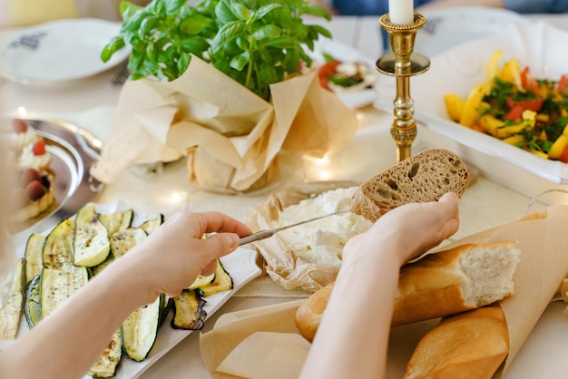 Gros plan d'une femme faisant un sandwich au fromage à la crème à la table de fête