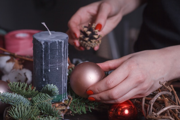 Gros plan, femme, fleuriste, confection, noël, couronne, sapin, branches, noël, bulles, naturel, décor