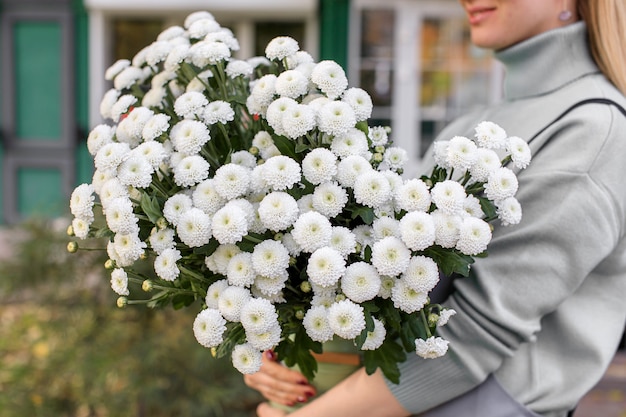 gros plan de femme fleuriste tenant bouquet au magasin de fleurs.