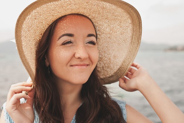 Gros plan femme heureuse près de l'océan