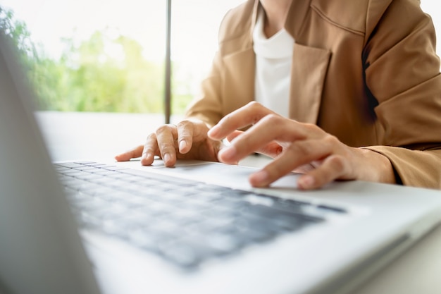 Gros plan de la femme intelligente travaillant à la maison à la recherche d&#39;un nouveau projet commercial