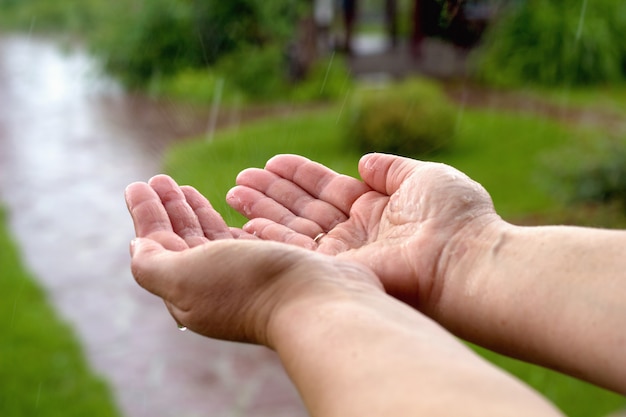 Gros plan, femme, mains, mouiller, pluie