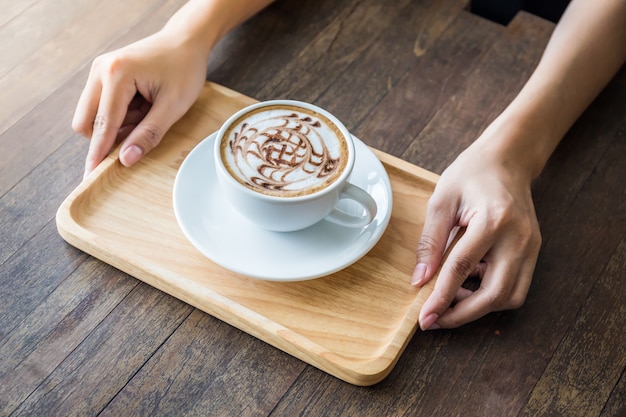 Gros plan, de, femme, mains, tenue, blanc, tasse café, à, beau, modèle, art, et, bois