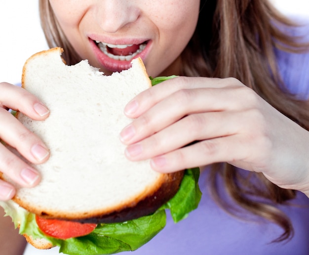 Gros plan, femme, manger, sandwich