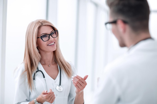 Gros plan femme médecin parlant à un collègue