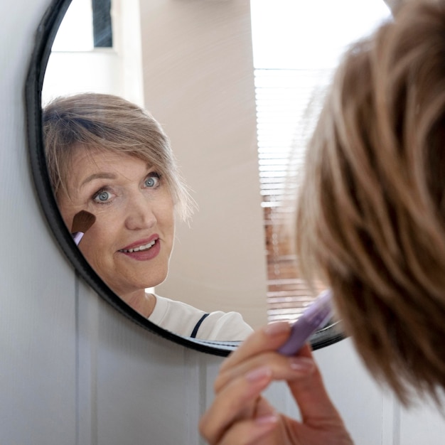 Gros Plan, Femme, Mettre, Maquillage