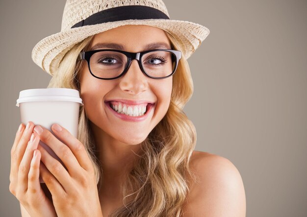 Gros plan d'une femme millénaire avec du café sur fond marron