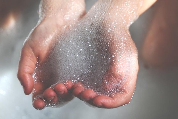 Photo un gros plan d'une femme mouillée dans la baignoire