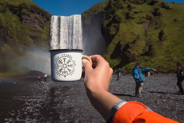 Gros plan femme avec photo de concept de tasse en émail